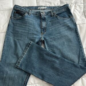 Wrangler Straight Leg Jeans in Medium Blue Wash